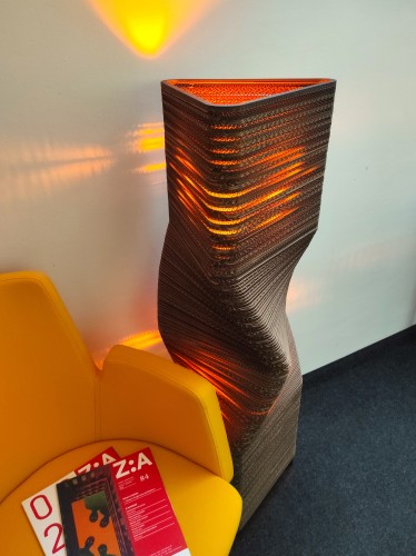 Tekturowa lampa stojąca TWIST